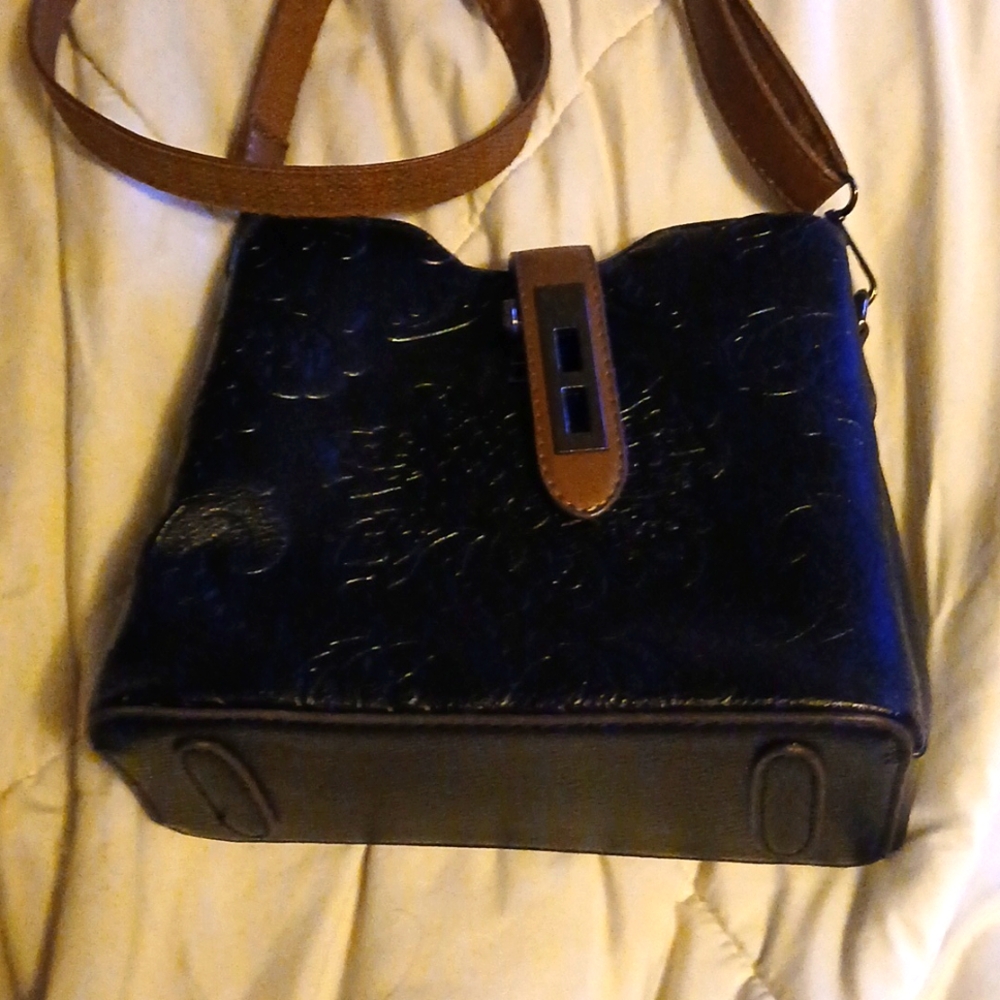 A purse in very good condition. It's black an brown.  Lots lots of pockets insid